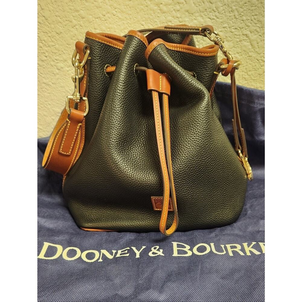 Dooney & Bourke Women's Drawstring in Pebble Grain Leather, Large Shoulder Bag